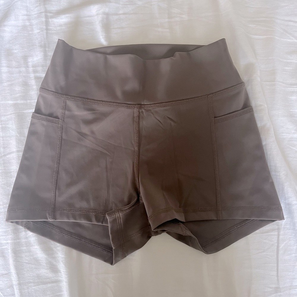 GILLY HICKS ACTIVE RECHARGE HIGH-RISE SHORTIE 3"